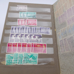 Lot de timbres de Vietnam neufs et oblitérés en 7 albums.