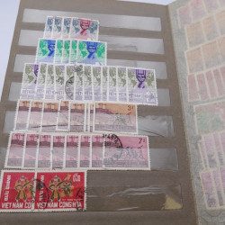 Lot de timbres de Vietnam neufs et oblitérés en 7 albums.
