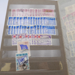 Lot de timbres de Vietnam neufs et oblitérés en 7 albums.