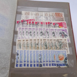 Lot de timbres de Vietnam neufs et oblitérés en 7 albums.