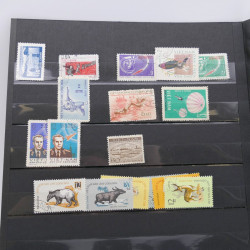 Lot de timbres de Vietnam neufs et oblitérés en 7 albums.