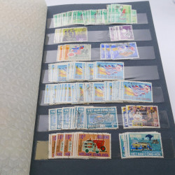 Lot de timbres de Vietnam neufs et oblitérés en 7 albums.