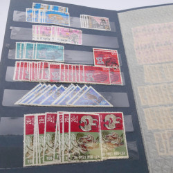 Lot de timbres de Vietnam neufs et oblitérés en 7 albums.