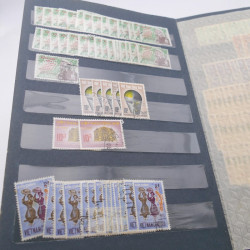 Lot de timbres de Vietnam neufs et oblitérés en 7 albums.