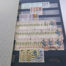 Lot de timbres de Vietnam neufs et oblitérés en 7 albums.
