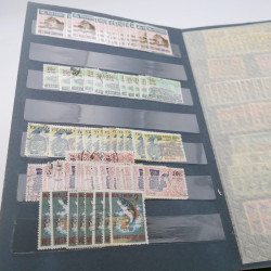 Lot de timbres de Vietnam neufs et oblitérés en 7 albums.