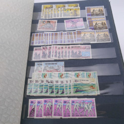 Lot de timbres de Vietnam neufs et oblitérés en 7 albums.
