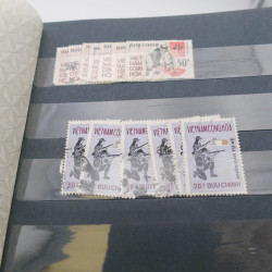 Lot de timbres de Vietnam neufs et oblitérés en 7 albums.