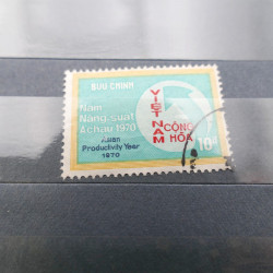 Lot de timbres de Vietnam neufs et oblitérés en 7 albums.
