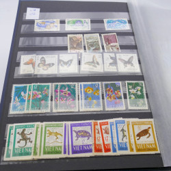 Lot de timbres de Vietnam neufs et oblitérés en 7 albums.