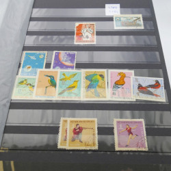 Lot de timbres de Vietnam neufs et oblitérés en 7 albums.