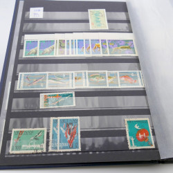 Lot de timbres de Vietnam neufs et oblitérés en 7 albums.