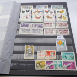 Lot de timbres de Vietnam neufs et oblitérés en 7 albums.