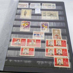 Lot de timbres de Vietnam neufs et oblitérés en 7 albums.