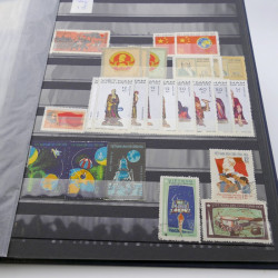 Lot de timbres de Vietnam neufs et oblitérés en 7 albums.