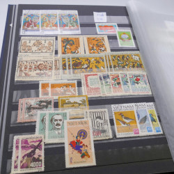 Lot de timbres de Vietnam neufs et oblitérés en 7 albums.