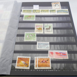 Lot de timbres de Vietnam neufs et oblitérés en 7 albums.