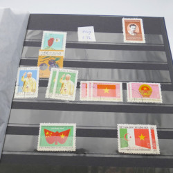 Lot de timbres de Vietnam neufs et oblitérés en 7 albums.