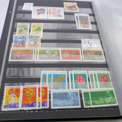Lot de timbres de Vietnam neufs et oblitérés en 7 albums.