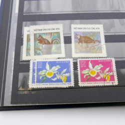 Lot de timbres de Vietnam neufs et oblitérés en 7 albums.