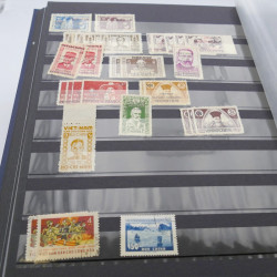Lot de timbres de Vietnam neufs et oblitérés en 7 albums.
