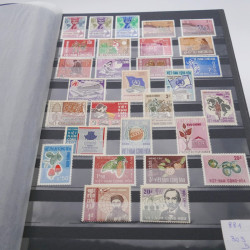 Lot de timbres de Vietnam neufs et oblitérés en 7 albums.