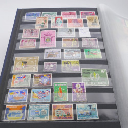 Lot de timbres de Vietnam neufs et oblitérés en 7 albums.