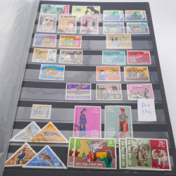 Lot de timbres de Vietnam neufs et oblitérés en 7 albums.