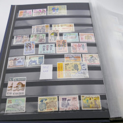 Lot de timbres de Vietnam neufs et oblitérés en 7 albums.
