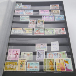 Lot de timbres de Vietnam neufs et oblitérés en 7 albums.