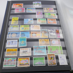 Lot de timbres de Vietnam neufs et oblitérés en 7 albums.