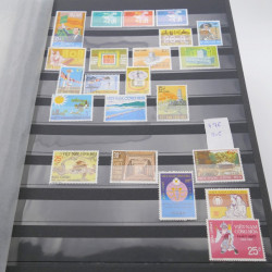 Lot de timbres de Vietnam neufs et oblitérés en 7 albums.