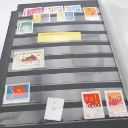 Lot de timbres de Vietnam neufs et oblitérés en 7 albums.