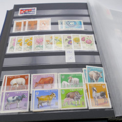 Lot de timbres de Vietnam neufs et oblitérés en 7 albums.