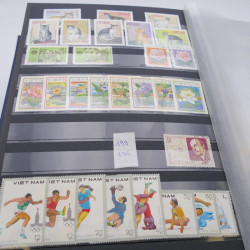 Lot de timbres de Vietnam neufs et oblitérés en 7 albums.