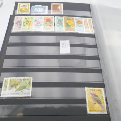 Lot de timbres de Vietnam neufs et oblitérés en 7 albums.