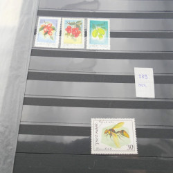 Lot de timbres de Vietnam neufs et oblitérés en 7 albums.