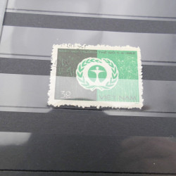Lot de timbres de Vietnam neufs et oblitérés en 7 albums.