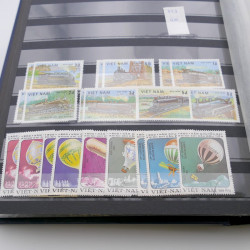 Lot de timbres de Vietnam neufs et oblitérés en 7 albums.