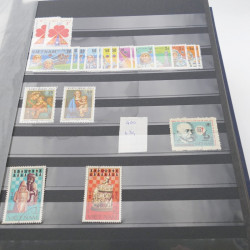 Lot de timbres de Vietnam neufs et oblitérés en 7 albums.
