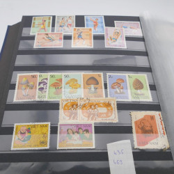 Lot de timbres de Vietnam neufs et oblitérés en 7 albums.