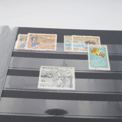 Lot de timbres de Vietnam neufs et oblitérés en 7 albums.