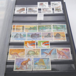 Lot de timbres de Vietnam neufs et oblitérés en 7 albums.