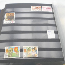 Lot de timbres de Vietnam neufs et oblitérés en 7 albums.