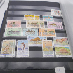 Lot de timbres de Vietnam neufs et oblitérés en 7 albums.