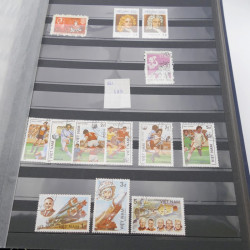 Lot de timbres de Vietnam neufs et oblitérés en 7 albums.