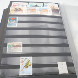 Lot de timbres de Vietnam neufs et oblitérés en 7 albums.