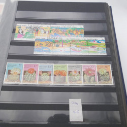 Lot de timbres de Vietnam neufs et oblitérés en 7 albums.