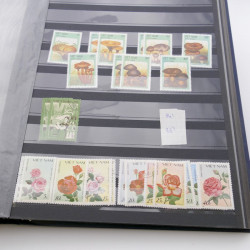 Lot de timbres de Vietnam neufs et oblitérés en 7 albums.