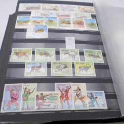 Lot de timbres de Vietnam neufs et oblitérés en 7 albums.